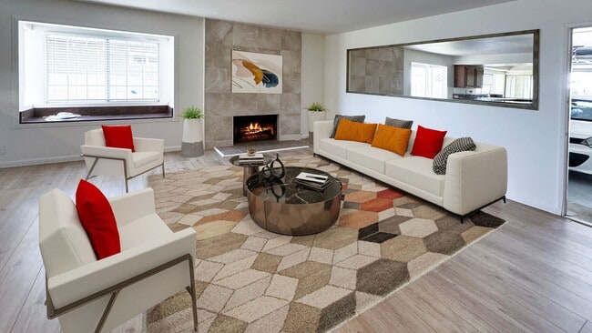 Building Photo - Spacious Home overlooking Daimond Bar hills