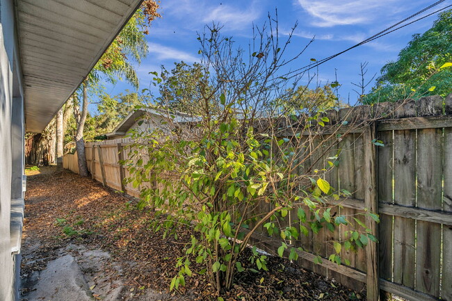 Building Photo - Modern, Move-In-Ready 3/2 Home with Spacious Yard & Garage |