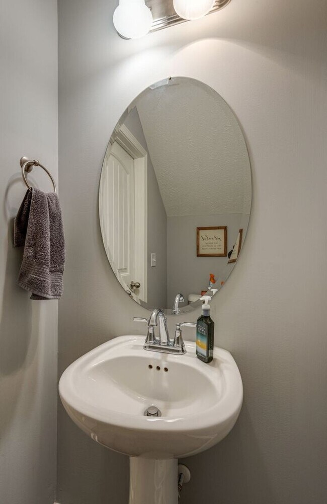 Building Photo - ***MOVE IN READY*** Heritage Place Townhom...