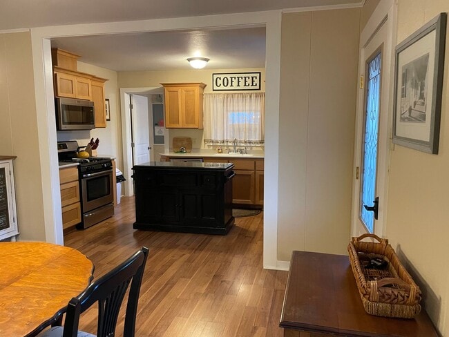 Building Photo - Hillside Cottage! Charming home with a view, 3-bd, 1-ba, fireplace, garage $300 Utility Fee