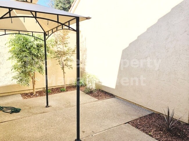 Building Photo - Beautifully updated 2 Bd/2 Ba, 1500 sf Walnut Creek Townhouse in desirable Rancho Dorado HOA avai...