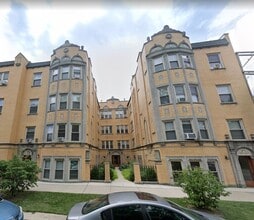 Building Photo - Large 2-bed/2-bath Apartment With Updated Kitchen and Large Living Room