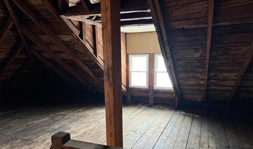 Building Photo - 901 W Main St