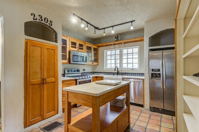 Building Photo - Charming Tuscany Villa block away from TTU