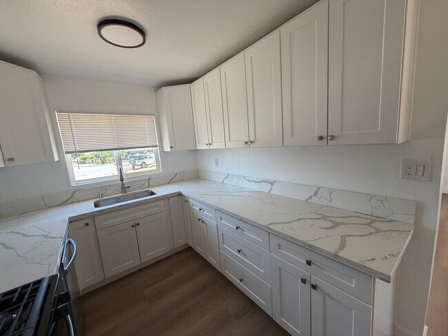 Building Photo - WoW! Newley Remodeled 3 BD 1 Ba house with a 1 Car Garage in East Bakersfield
