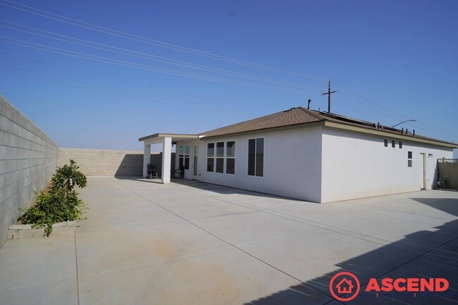 Building Photo - 3 Bedroom Home off Coffee Rd and 7th Stand...