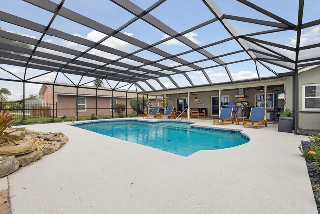 Building Photo - 12 Fairway Dr