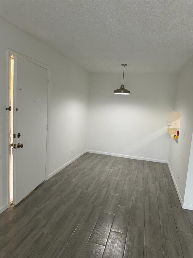 Building Photo - 1846 Abbey Rd