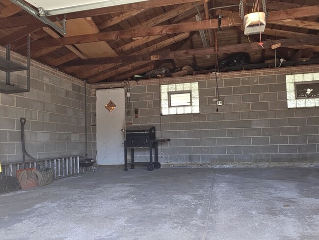 Building Photo - 525 Yates Ave