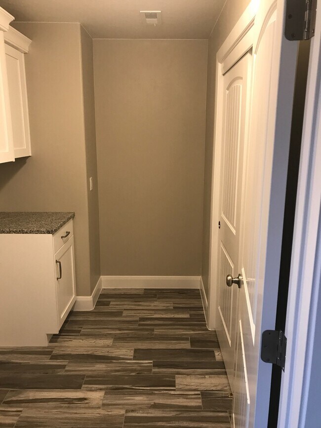 Building Photo - Very nice Townhouse in Santa Clara, with a POOL!!