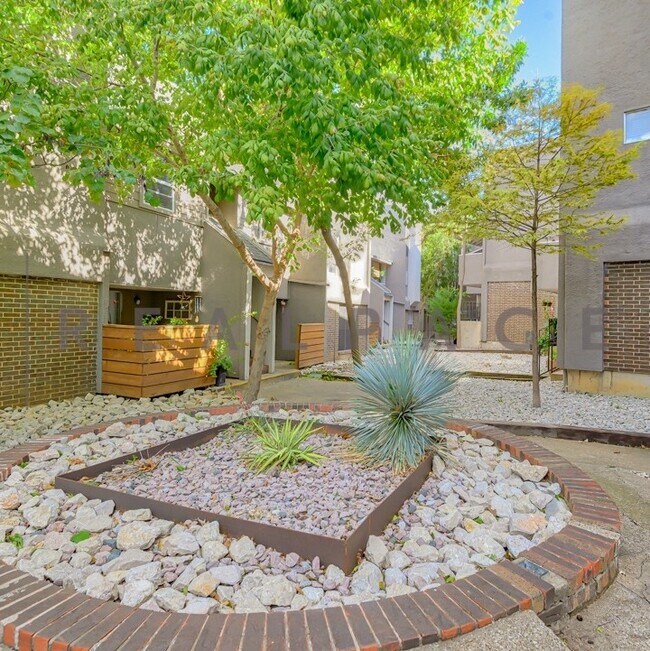 Primary Photo - 7120 San Mateo Blvd