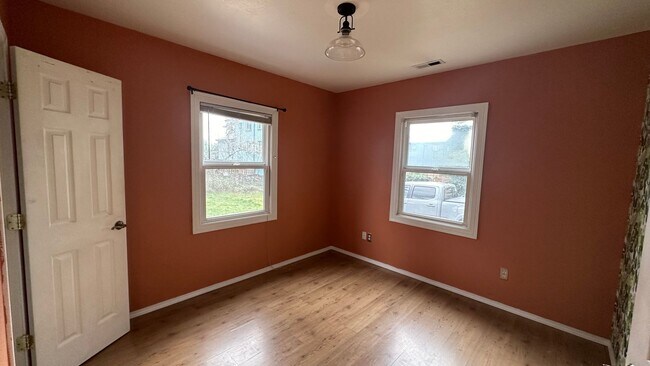 Building Photo - Portland Original Bungalow! Hardwoods, Lar...