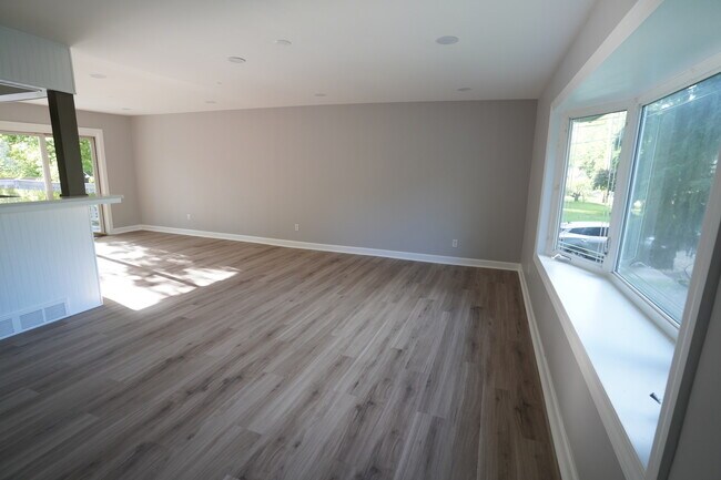 Building Photo - 1501 N Freund Ave