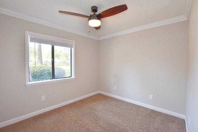 Building Photo - Charming Condo with community pool