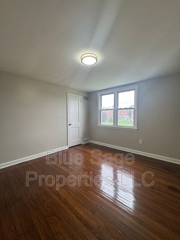 Building Photo - 554 S 4th St