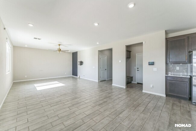 Building Photo - Spacious 5BR House in Casa Grande