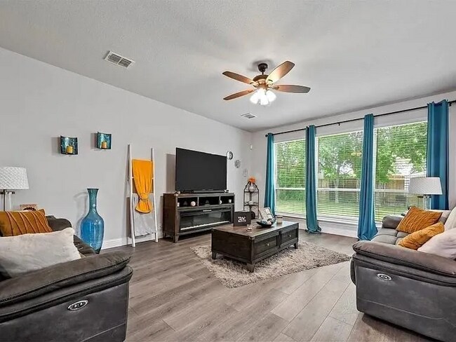 Building Photo - 1902 Sunflower Dr