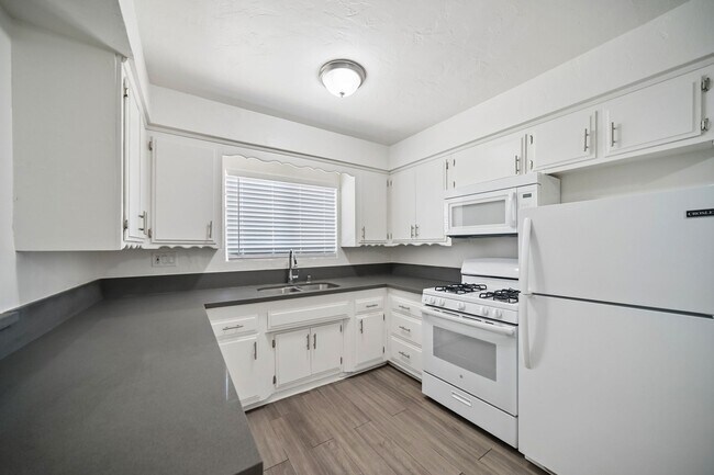 Kitchen - Winnetka Gardens Apartments