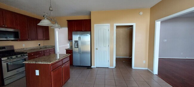 Building Photo - Beautiful home in GREAT location