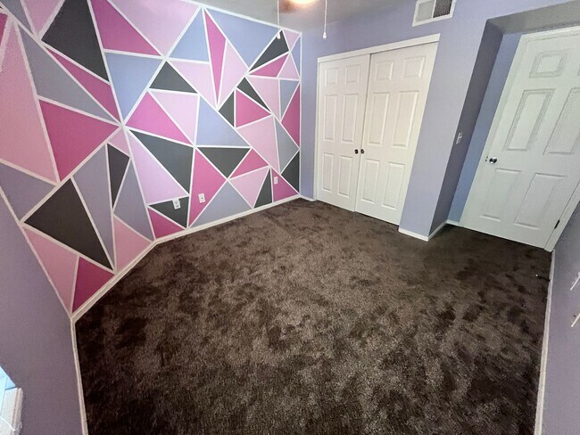 Building Photo - NE-3 bd/ 2bd Condo in gated community!