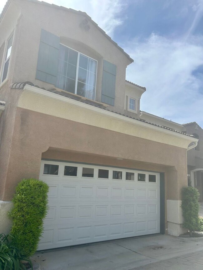 Building Photo - Enjoy this Resort Style Living