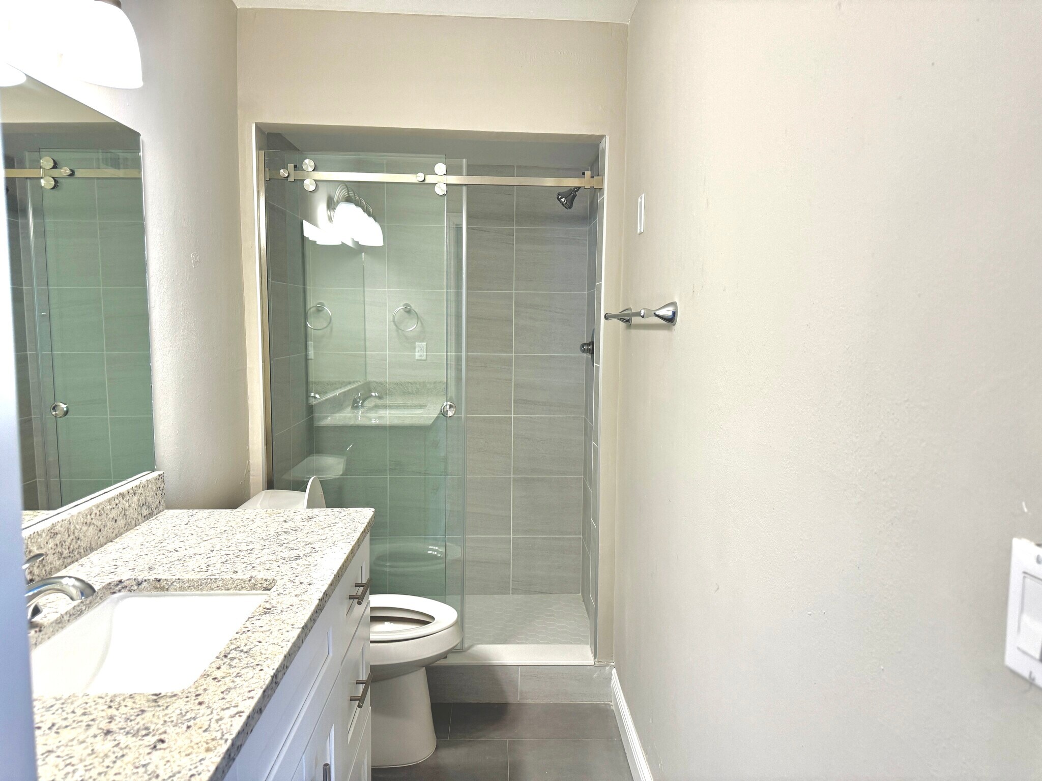 Building Photo - 6054 Amberly Ct