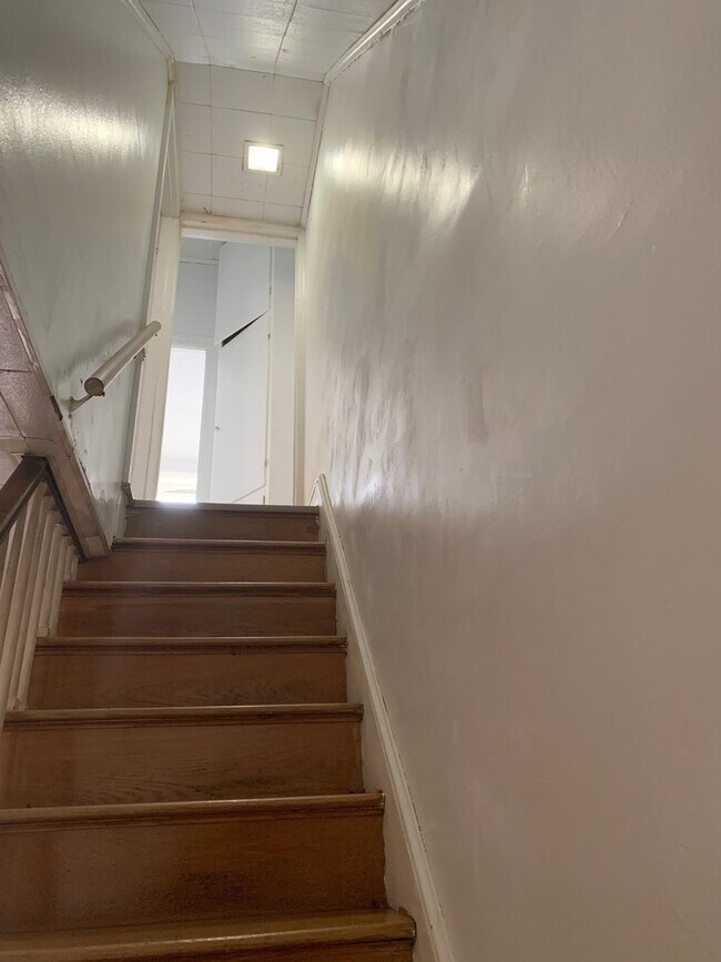 Building Photo - 3-5 Bedroom House Near York College-York C...