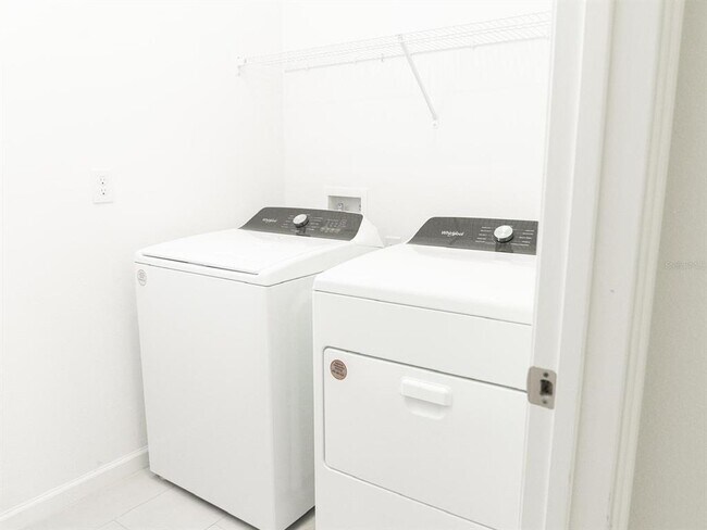 Building Photo - 445 Silver Palm Dr