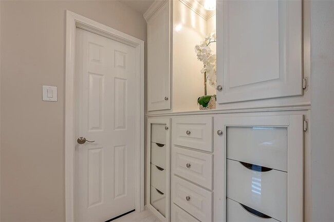 Building Photo - 10118 Briar Forest Dr