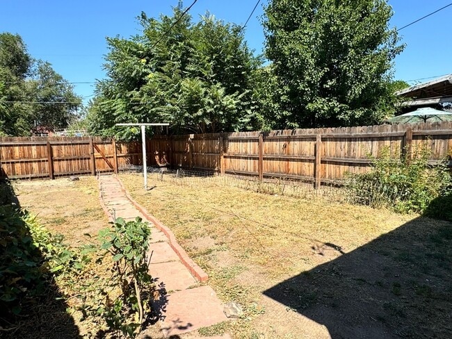 Building Photo - 609 E Elk Pl