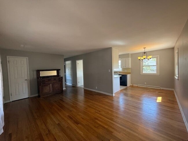 Building Photo - House For Lease