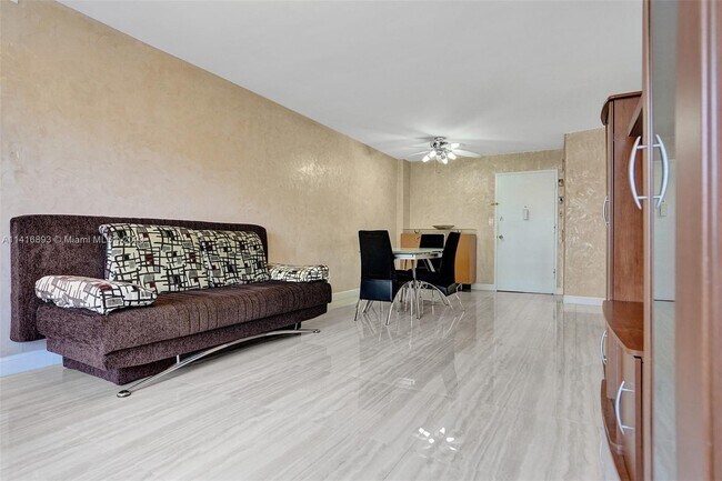 Building Photo - 1913 S Ocean Dr