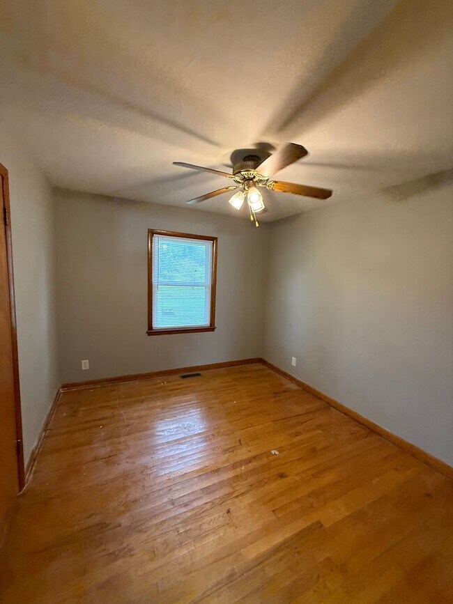 Building Photo - 3 Bed/1 Bath House