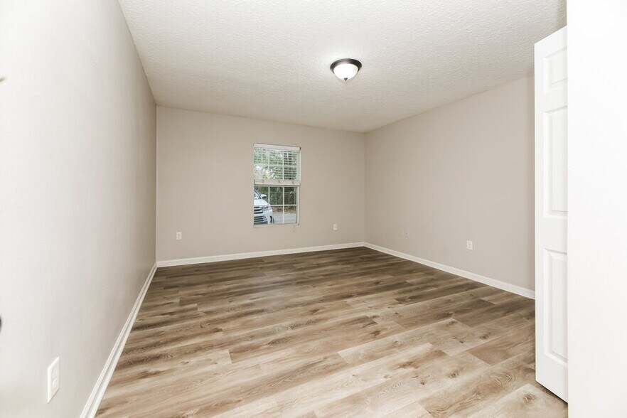 Building Photo - 2140 Thomas Ct