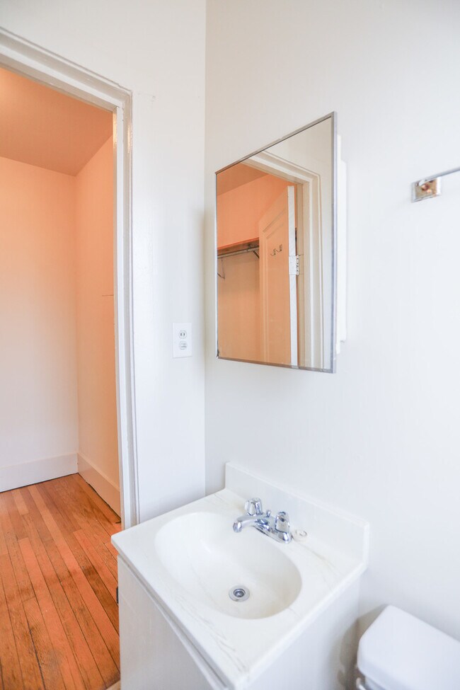 Building Photo - 1100 W Roscoe St