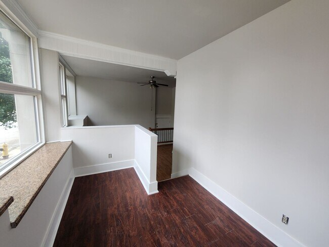Building Photo - Light and Airy 2 bedroom 1 bathroom apartm...