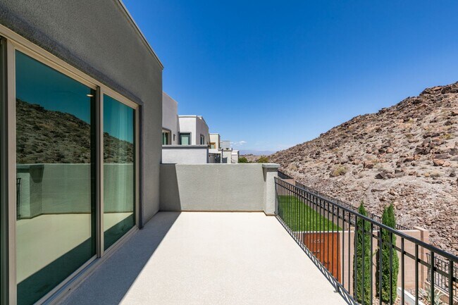Building Photo - Luxury Rental with Mountain Views in Gated Henderson Community