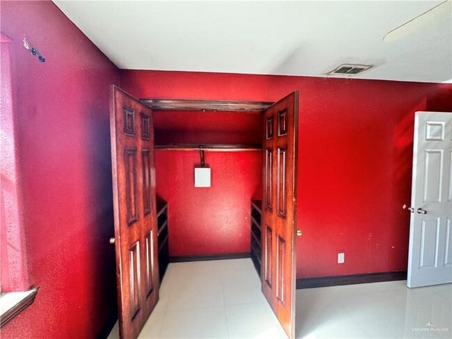 Building Photo - 1804 Oasis Dr