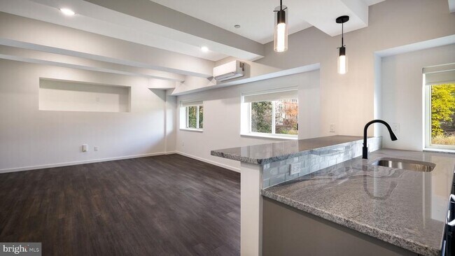 Building Photo - 1825 Callowhill St