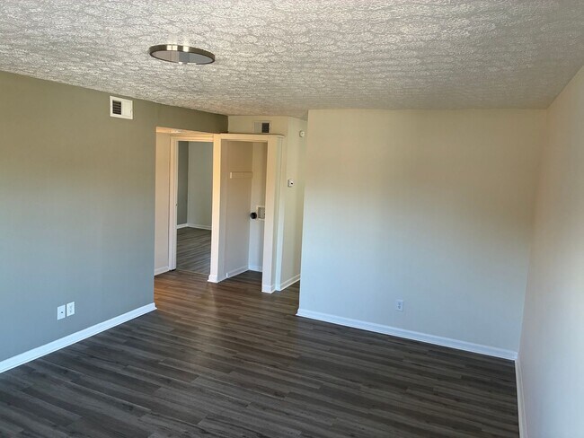 Building Photo - Elmwood Apartments- 1 and 2 Bedrooms w/ WD Hook Ups!
