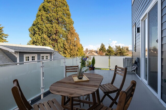 Building Photo - 4510 1st Ave NE