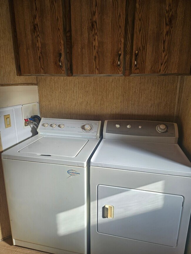 Building Photo - Large 3 bed/2 bath manufactured home in de...