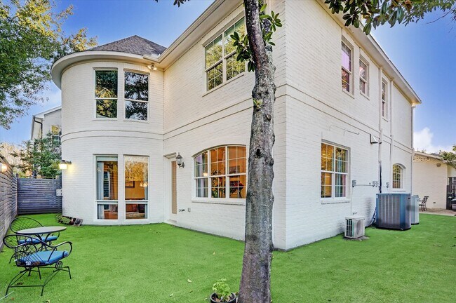 Building Photo - 1502 Whispering Pines Dr