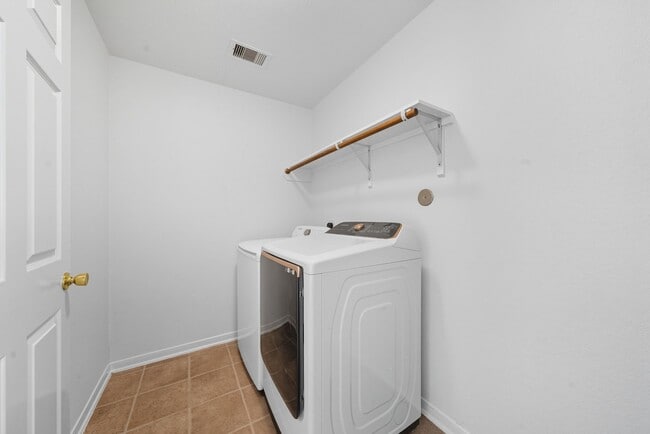 Building Photo - 14730 Fir Knoll Way