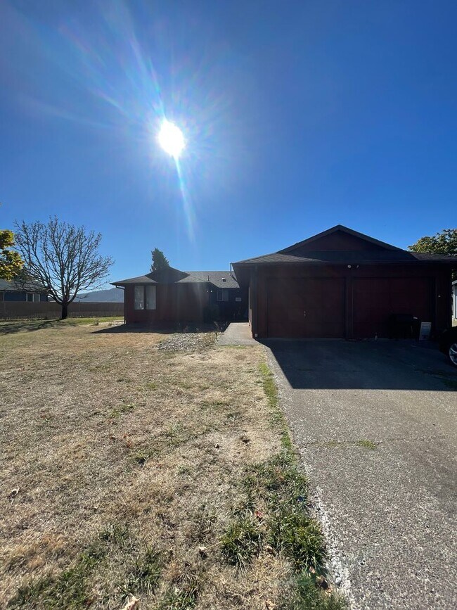 Building Photo - 770 W Airway Rd