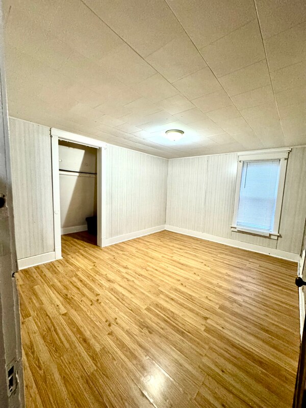 Building Photo - 922 W Broadway St