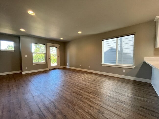 Building Photo - Elegant Three-Bedroom Home with Updated Kitchen & Vaulted Ceilings