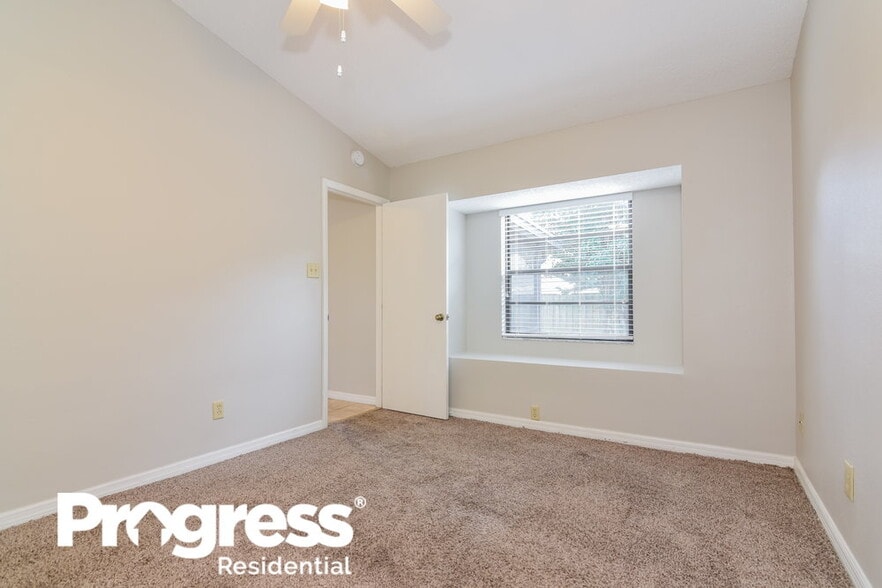 Building Photo - 1440 Tiverton Dr