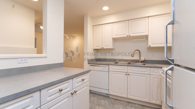 Building Photo - 4343 Roosevelt Way NE