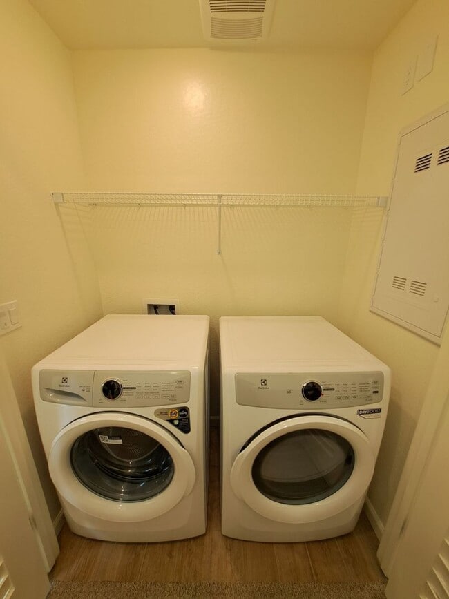 Building Photo - Beautiful 3-Bedroom Home in Gated Clovis Community!